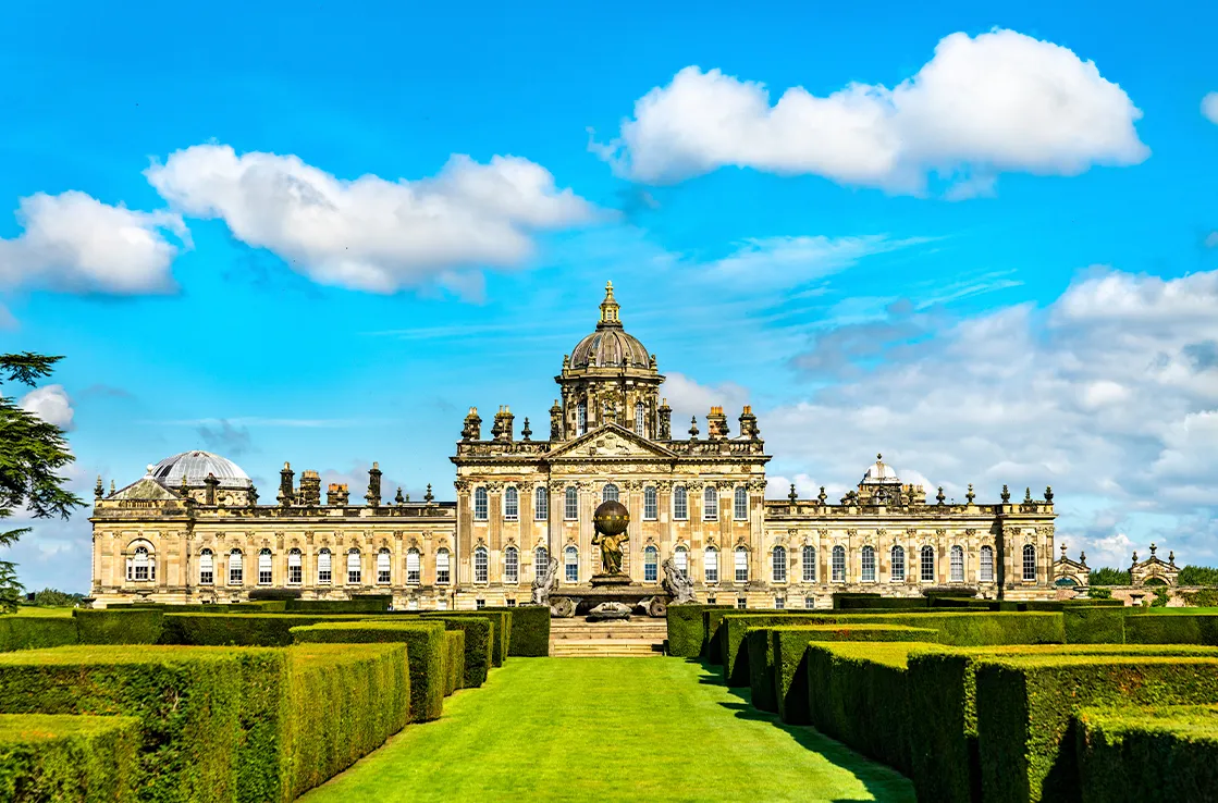 Castle Howard hyvin hoidettuine upeine puutarhoineen ja pensasrivistöineen suorastaan kutsuu luokseen kauniina kesäpäivänä